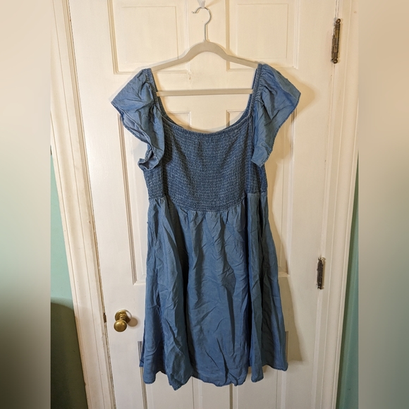 torrid Dresses & Skirts - NWT Torrid Smocked Chambray Dress Size 3